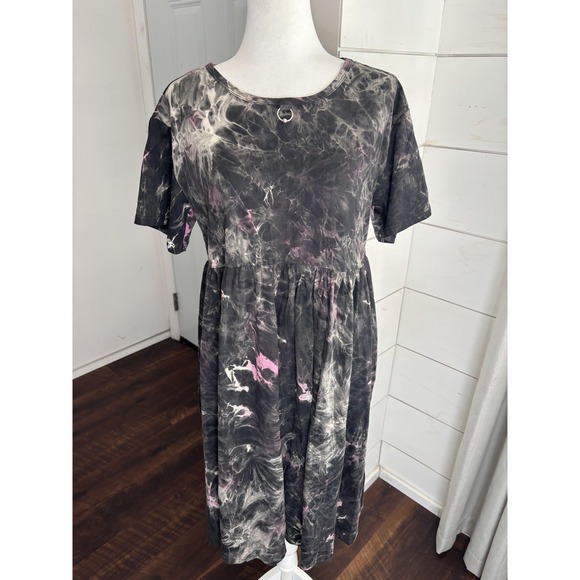 Disturbia Dresses & Skirts - Disturbia Dress Womens 6 Black Gray Pink Tie Dye Midi Short Sleeve Pockets Ring
